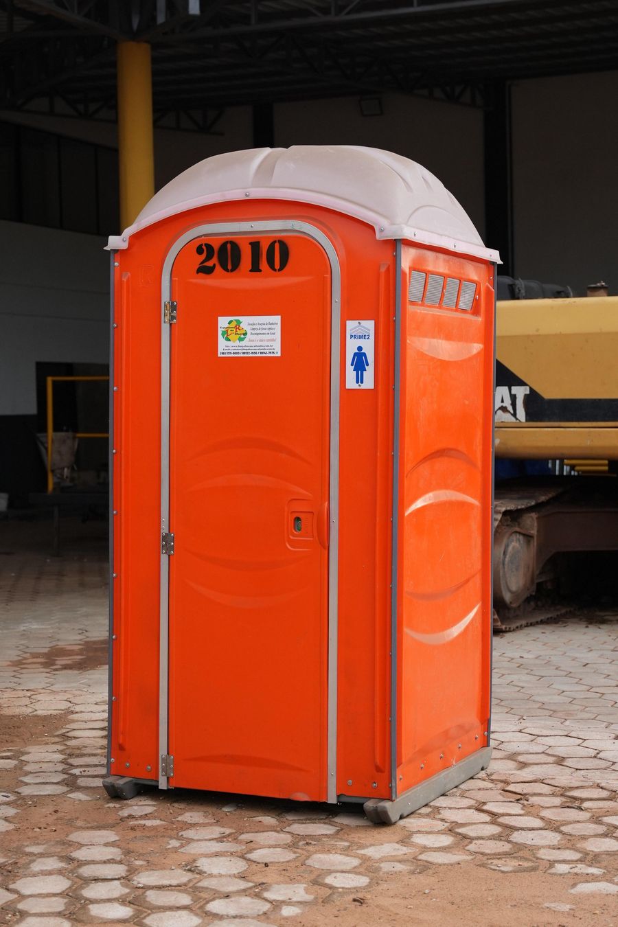 Cabine sanitária laranja do Limpa Fossa Açailândia