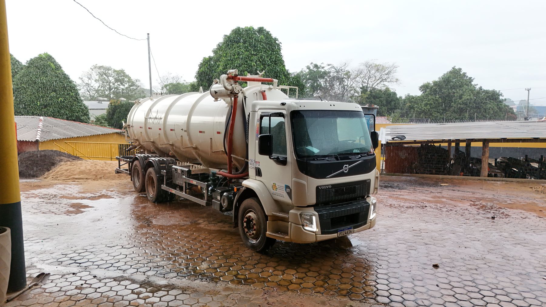 Caminhão de sucção do Limpa Fossa Açailândia no pátio da empresa